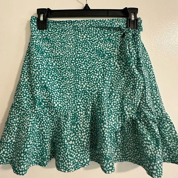 SHEIN Dresses & Skirts - NWOT Small SHEIN Green and White Skirt